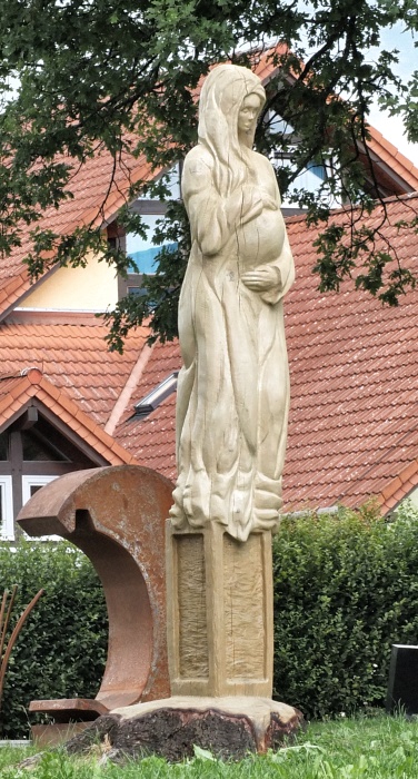 skulpturen holz schnitzen motorsge kettensge geburt leben tod holzwerker